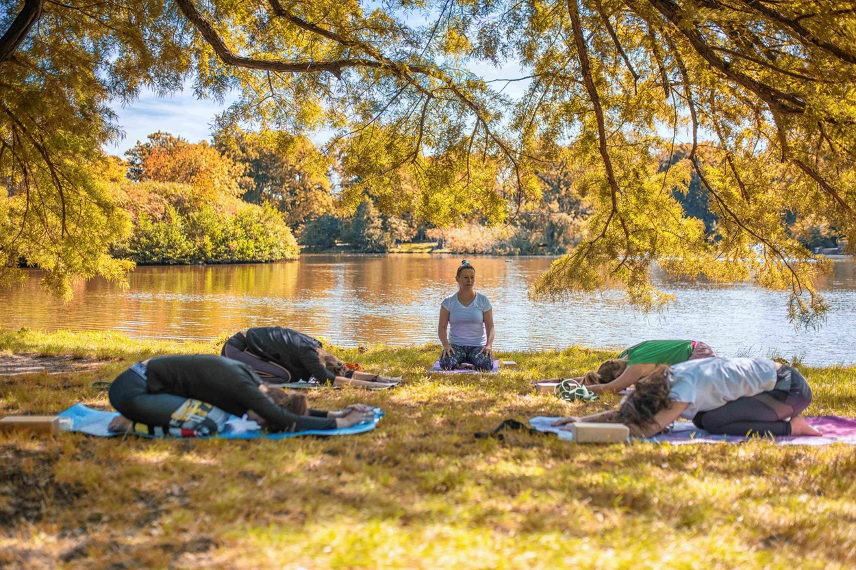 Joga at the lake
